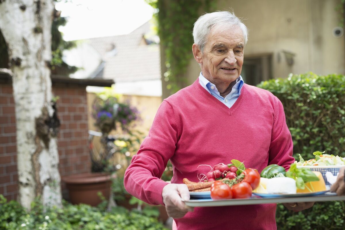 How nutrition supports brain health in memory care