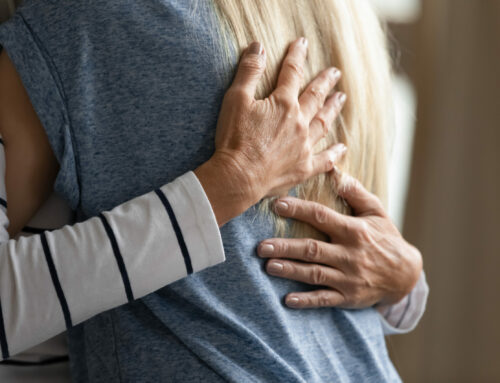 Visiting a Loved One at Memory Care? 12 Tips to Help You Connect