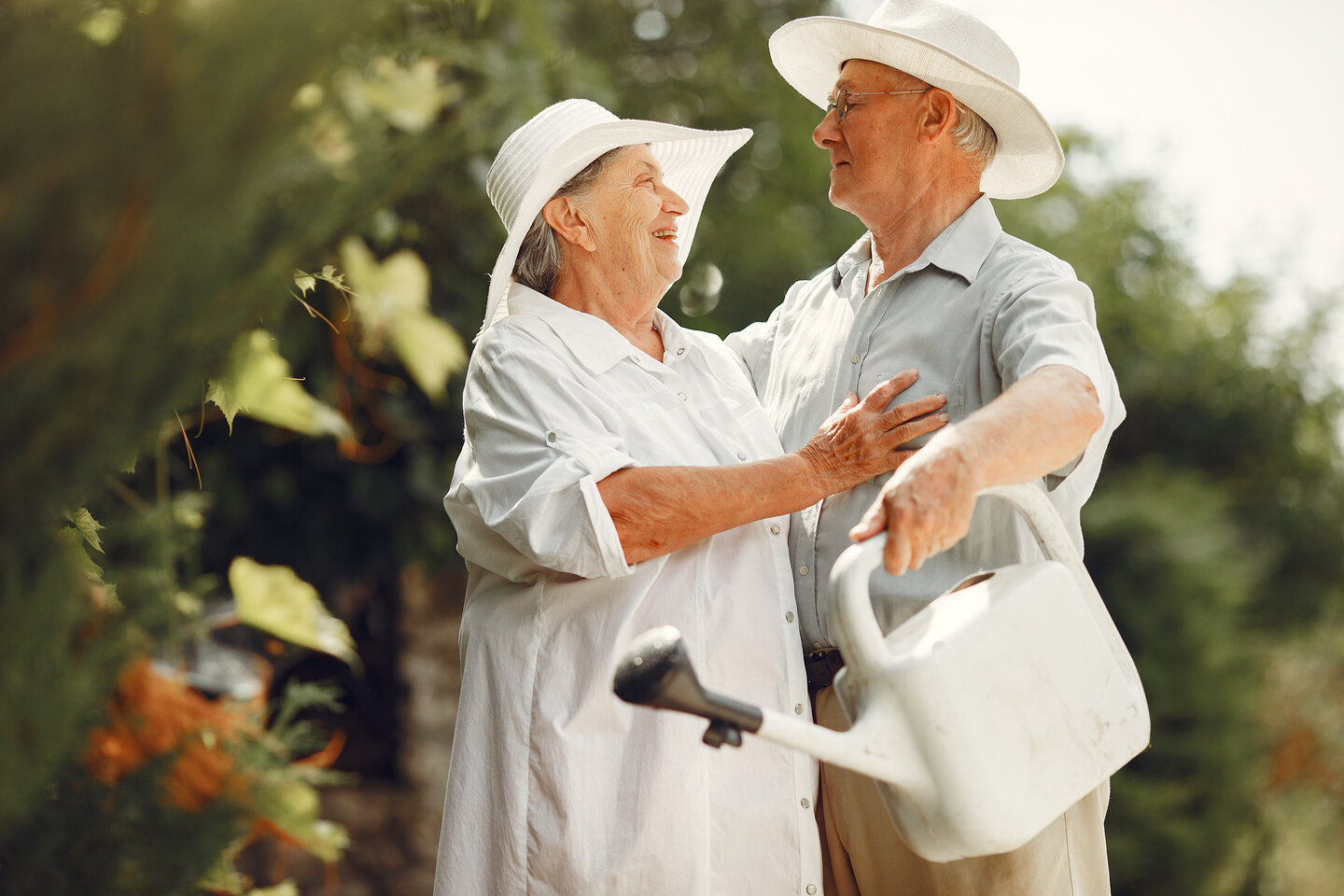 Couple posing in Palm Springs memory care.